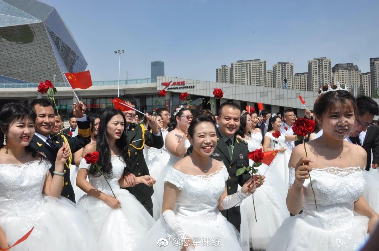 前方高甜！婚纱与军装的“硬核”浪漫 - 中国军网