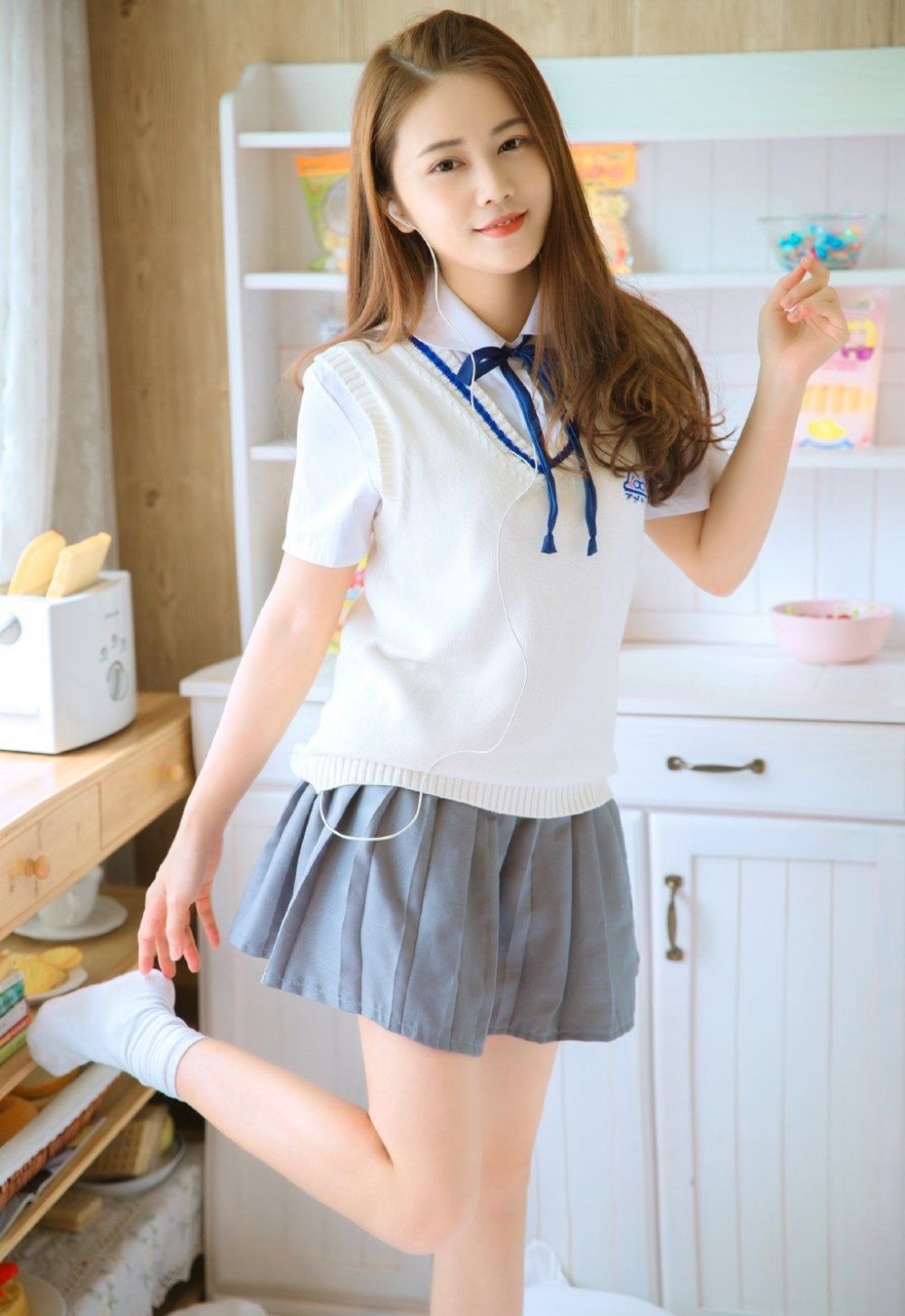 性感学生妹火辣身材修长美腿教室小清新写真集