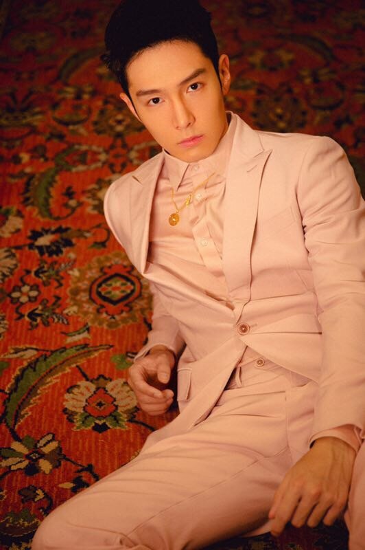 今日, 化身粉出层次的蜜桃男孩,身着粉色西服套装出席品牌活动