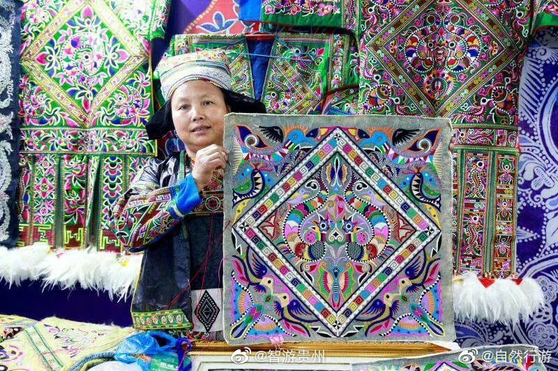 三都非遗传承人李老师制作的百鸟衣和蜡染一笔一划一针一线