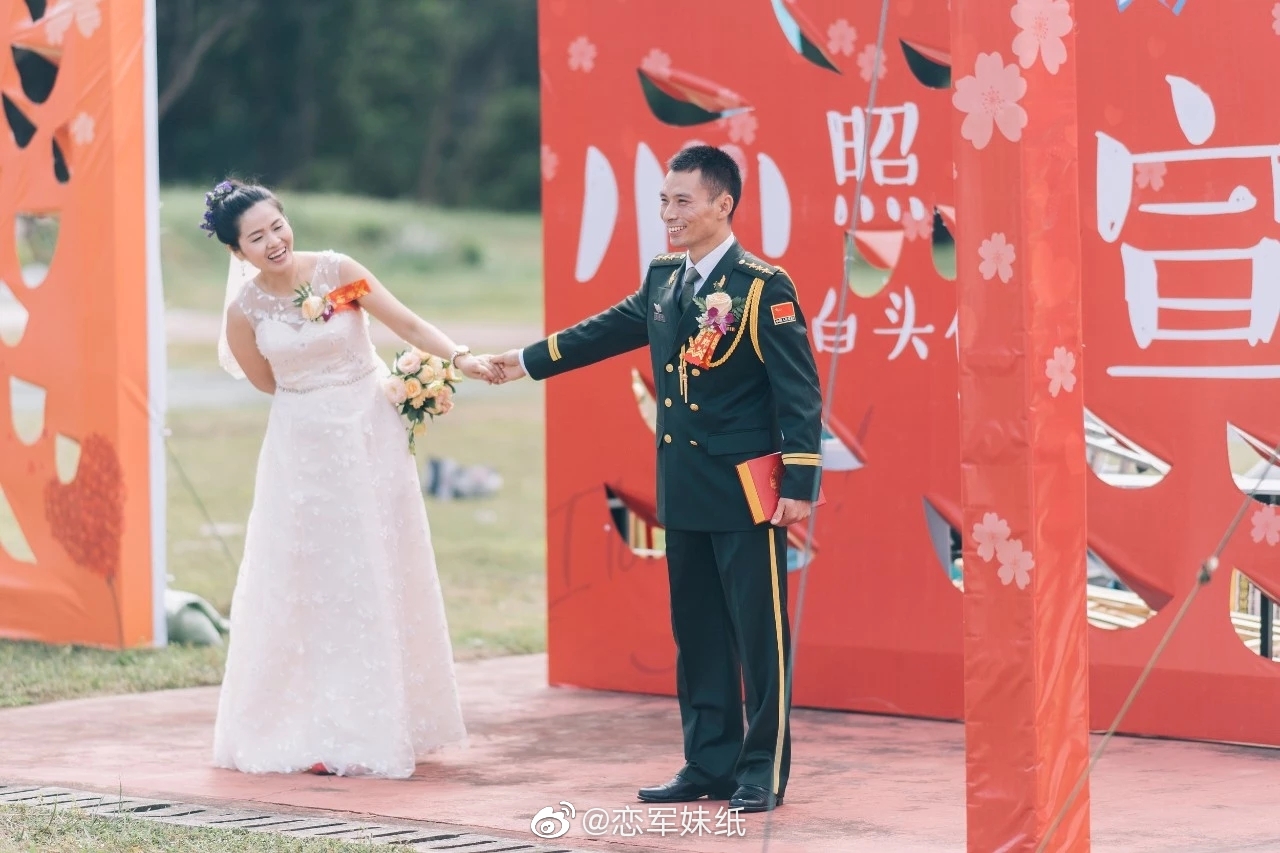 最美婚纱照:军装配白纱