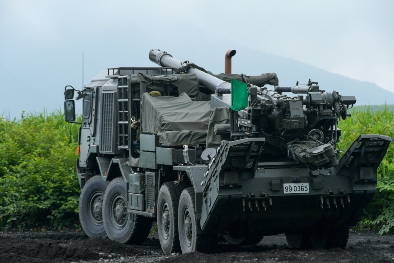 东亚某国产新型155毫米车载榴弹炮