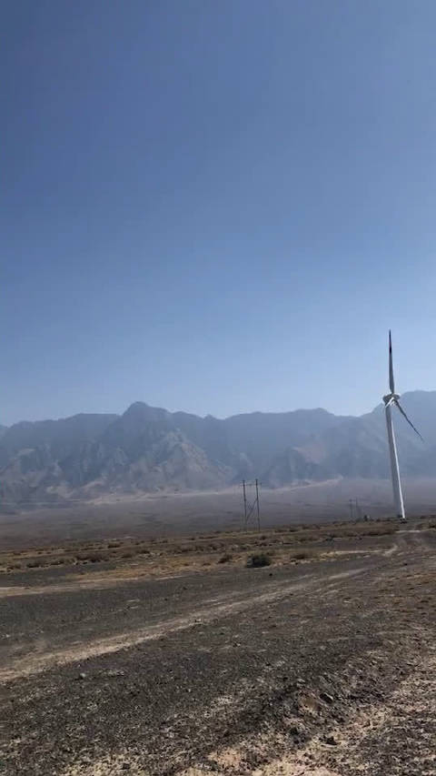 我们开车到了百里风区达坂城,这里有风力发电机组