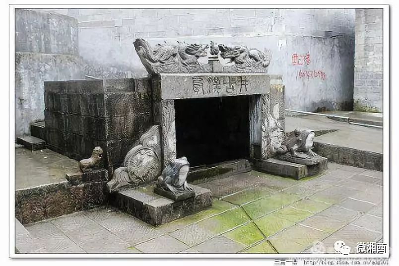 魏家寨西汉古城位于保靖清水坪镇酉水河南岸二级台地上,三面环绕酉水