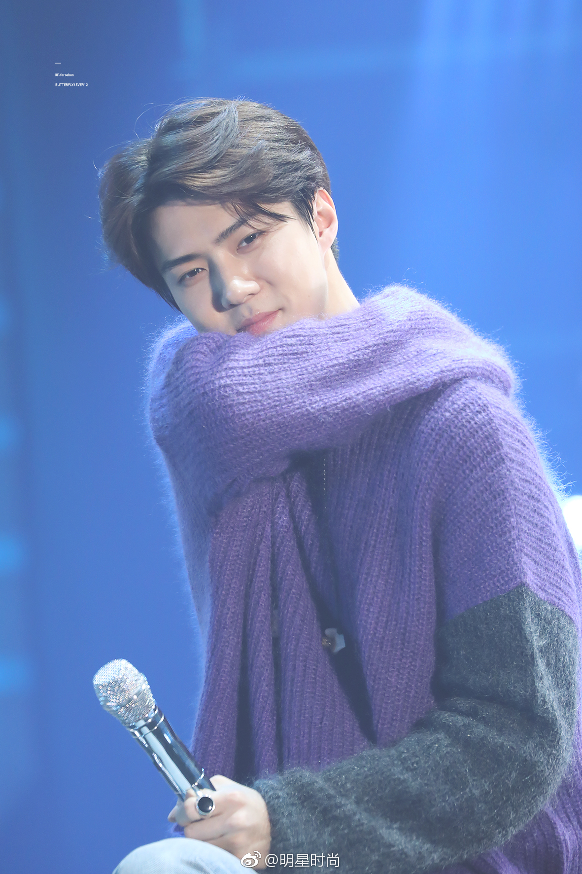 吴世勋穿紫色毛衣搭配蓝色牛仔裤亲身示范冬日搭配