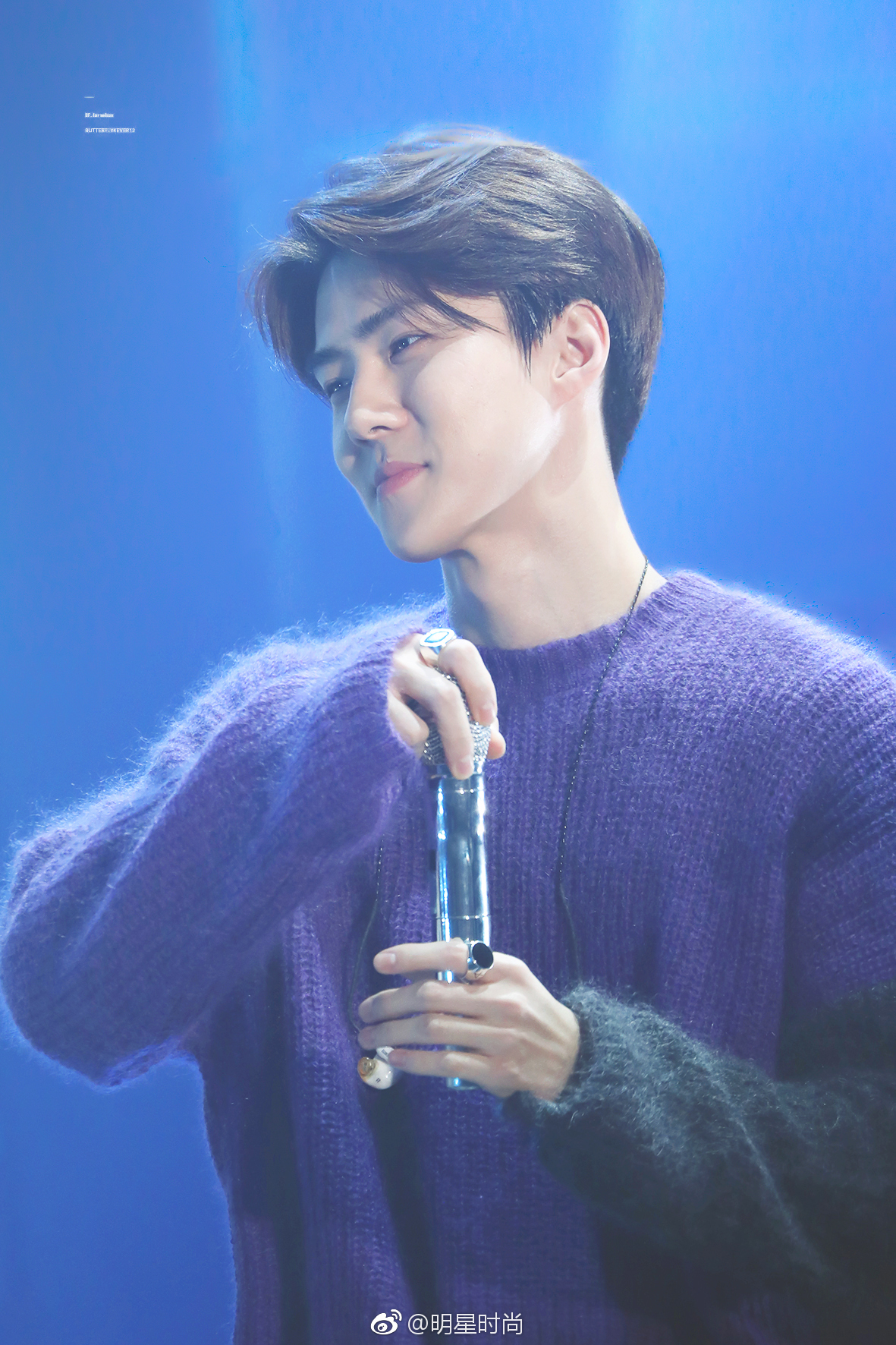 吴世勋穿紫色毛衣搭配蓝色牛仔裤亲身示范冬日搭配