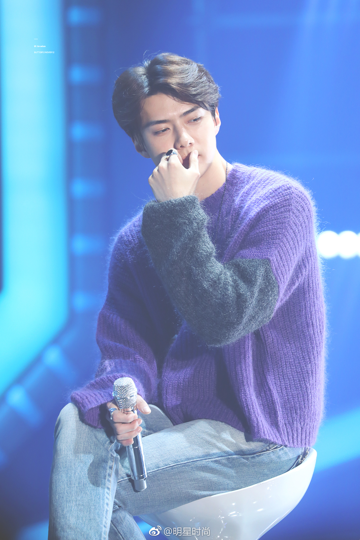 吴世勋穿紫色毛衣搭配蓝色牛仔裤亲身示范冬日搭配