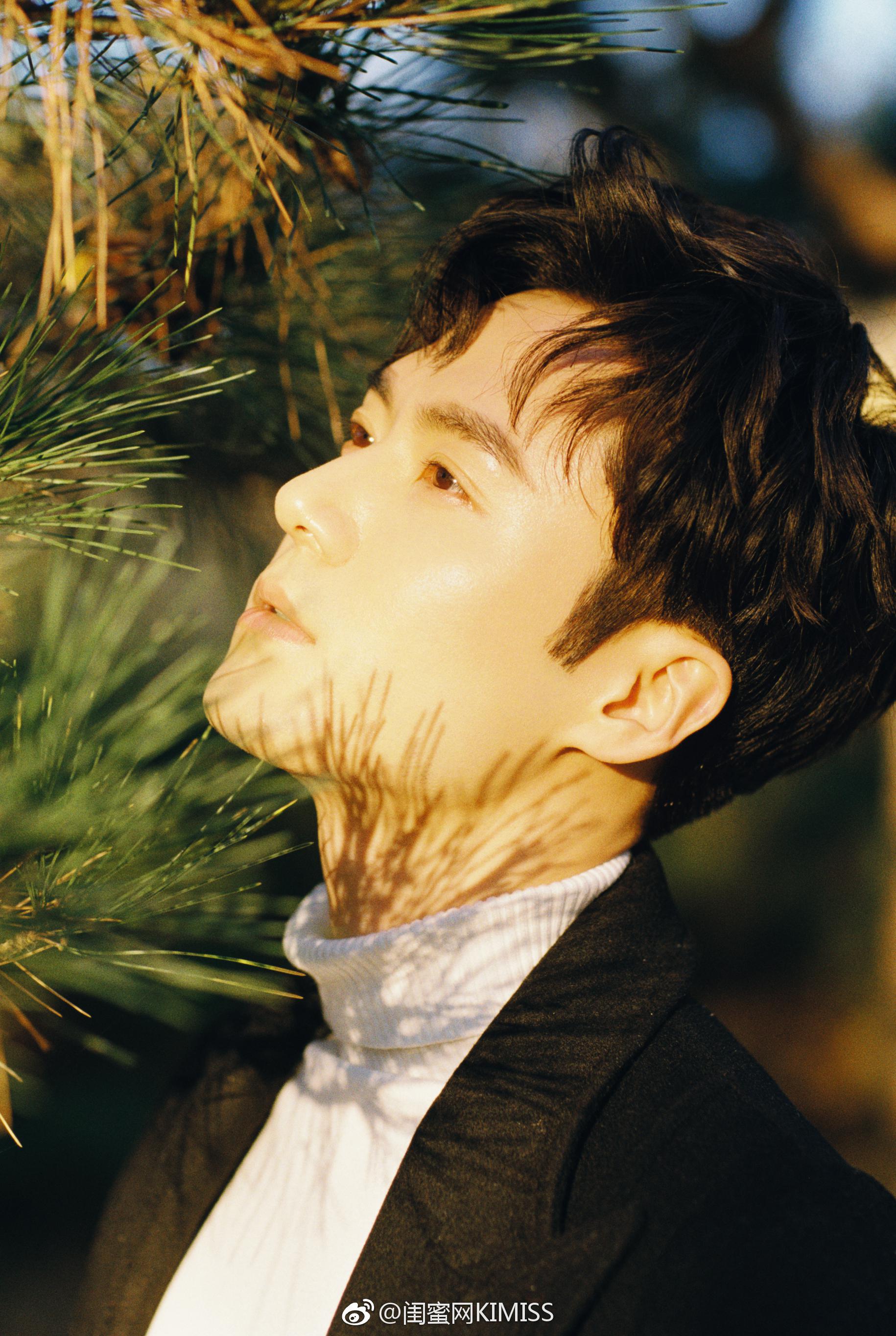 一组生日写真曝光,俊朗的面容在温和阳光的映衬下更显得气质出众