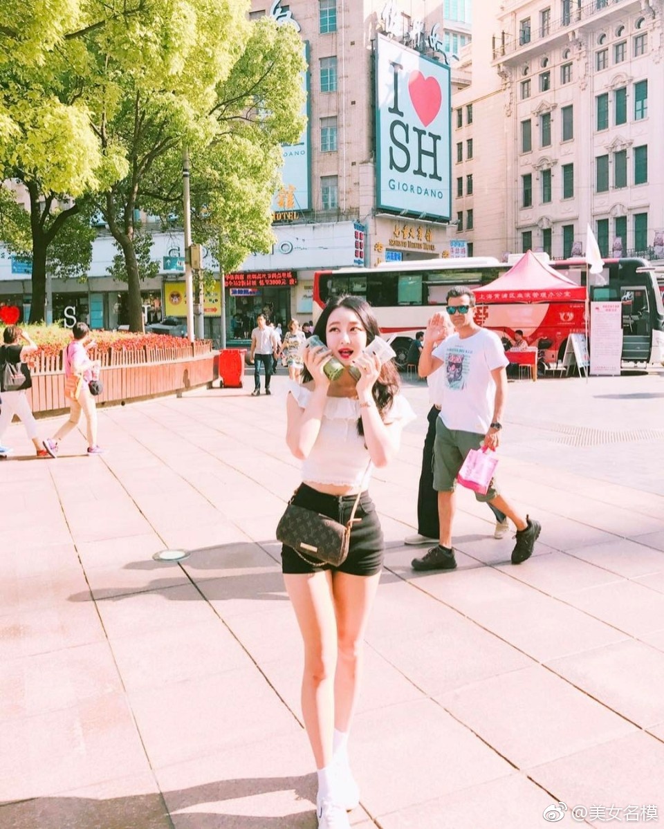 上海南京路街拍美女让风景更靓丽