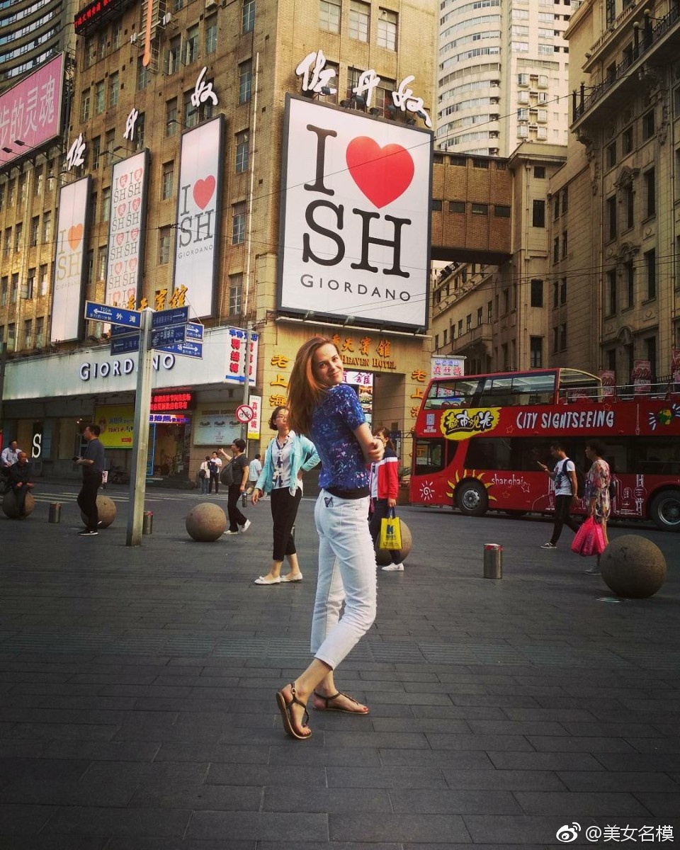 上海南京路街拍美女让风景更靓丽