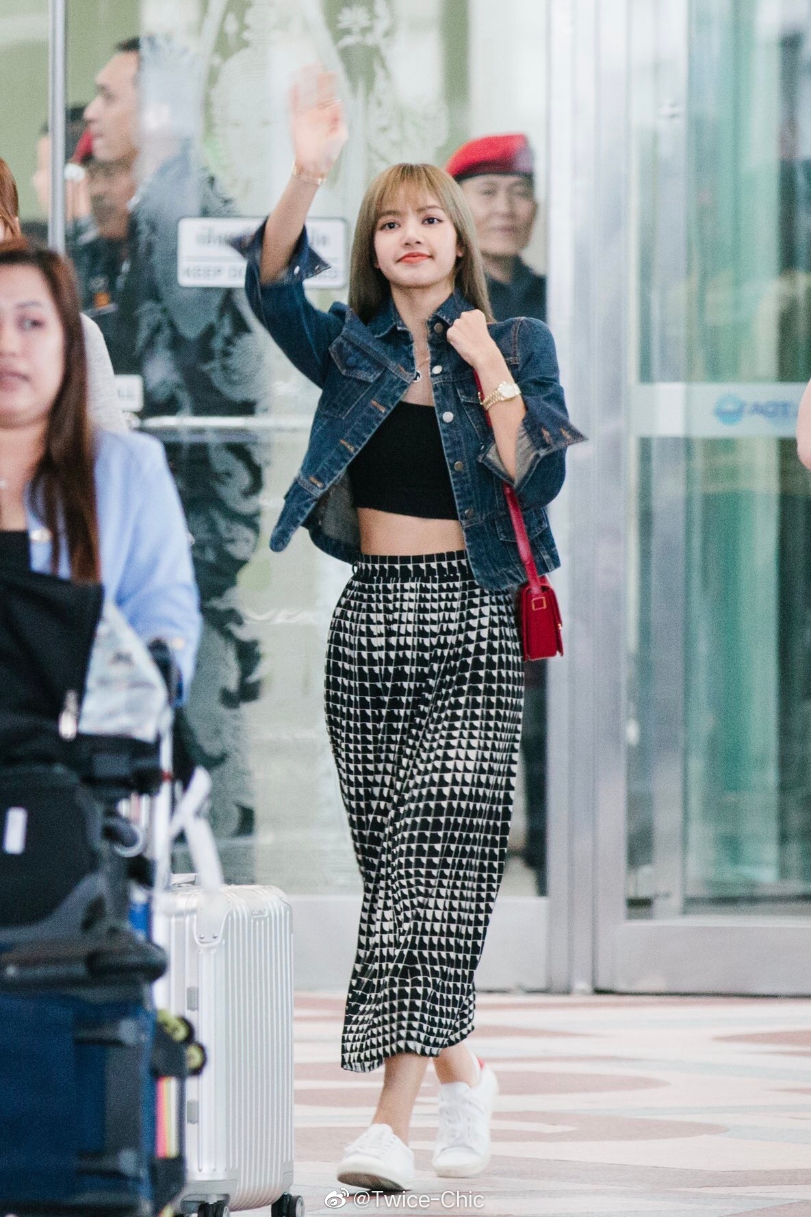 lisa今日现身泰国曼谷机场穿搭