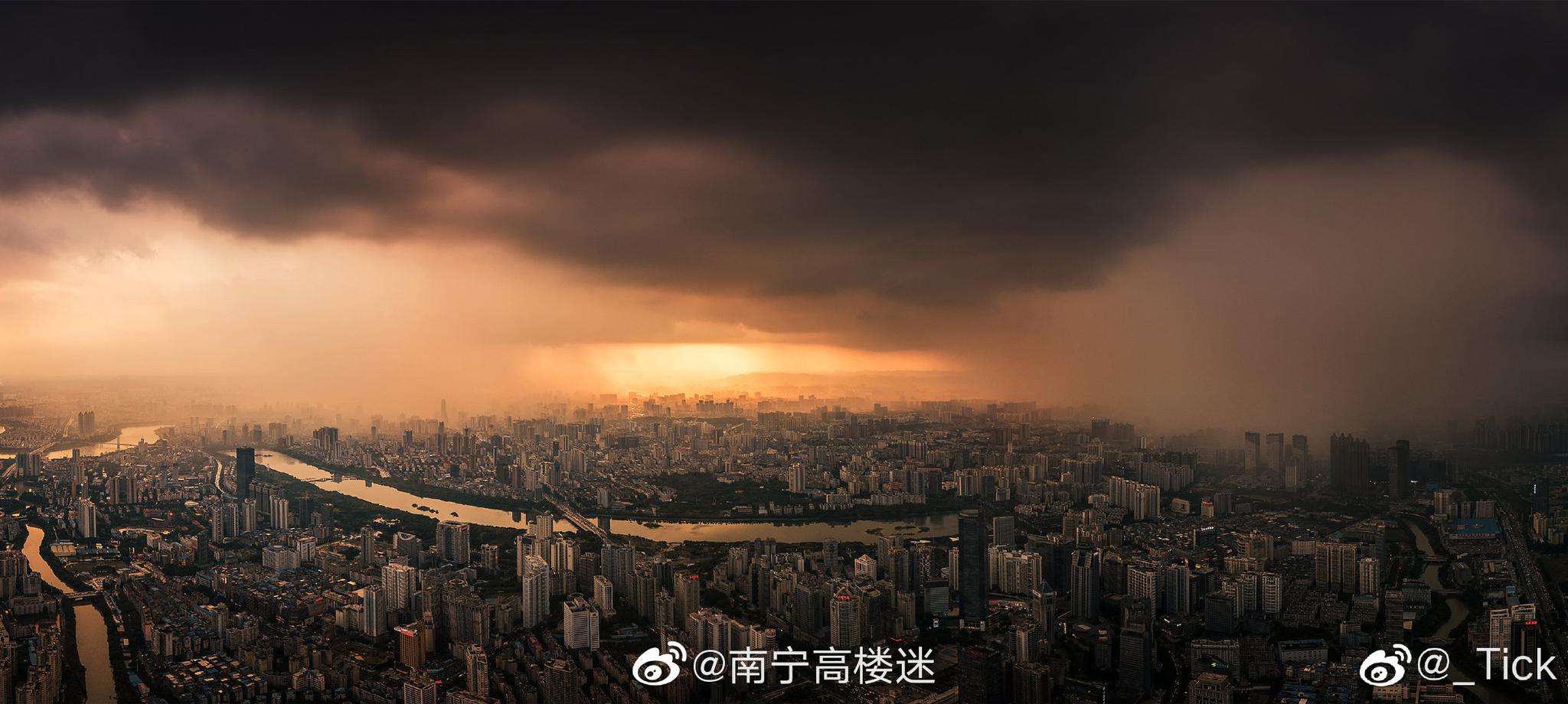 tick 分享了一组6月份南宁的航拍图,6月的南宁,魔鬼般的天气