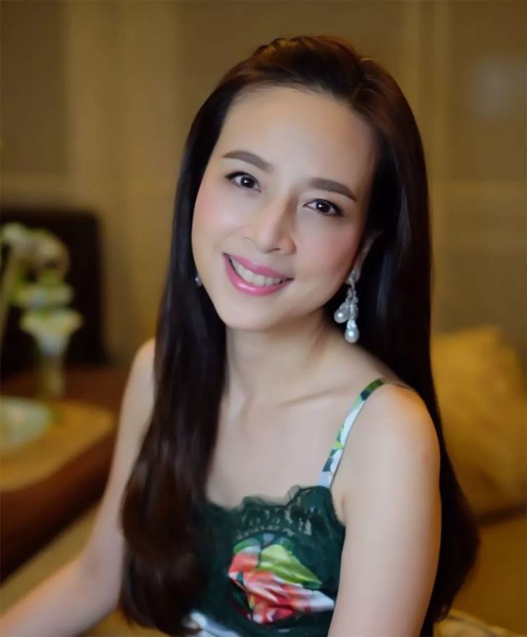 54岁华裔名媛不再避讳苏提达高调扮美出镜小香风装扮艳惊众人