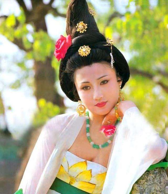 曾惊为天人,被老公独宠24年,35岁成最美杨贵妃,今貌美依旧|李凌