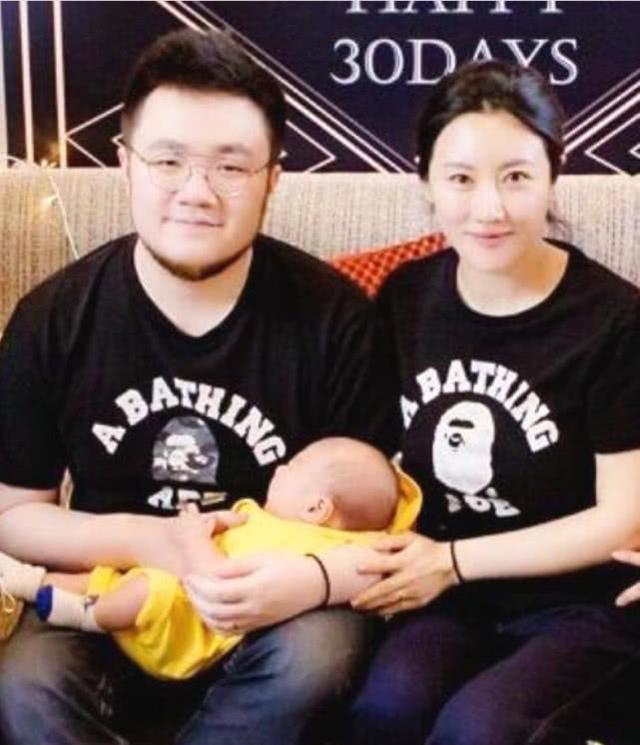 晒与妻子合影浓情蜜意,一个动作暴露两人真实感情