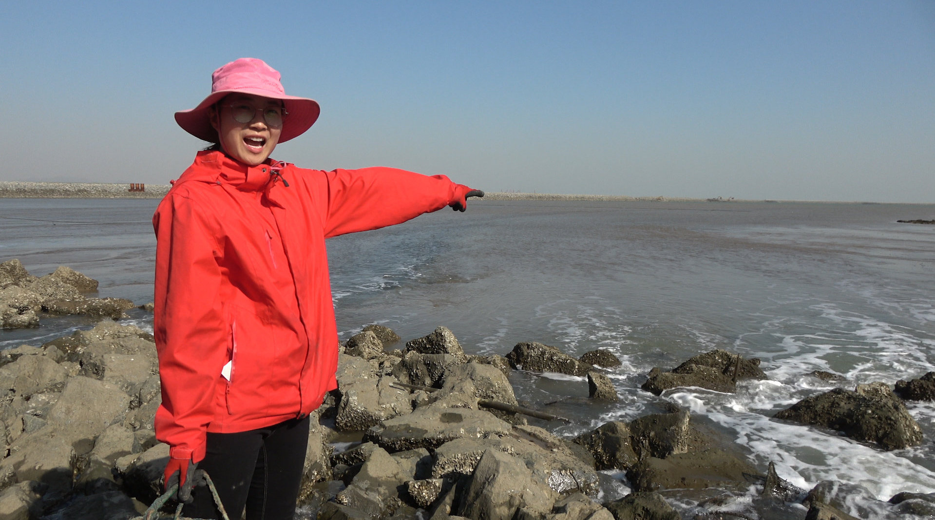 大梅在礁石区赶海回来,实在没啥吃的了,随便做了一顿八爪烧肉