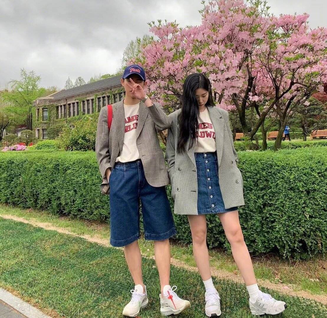 大学情侣的日常穿搭.