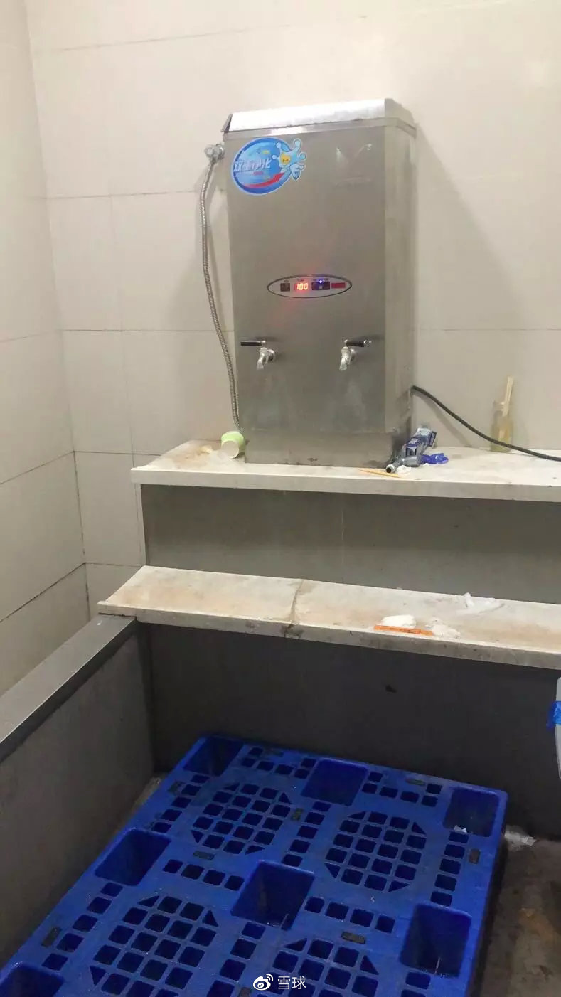 一家四人确诊新冠肺炎,妈妈去世后我终于在方舱医院见到了父亲和儿子