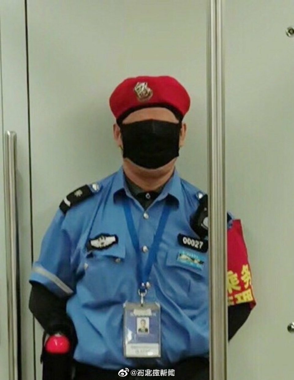 北京地铁上的一位安全员.