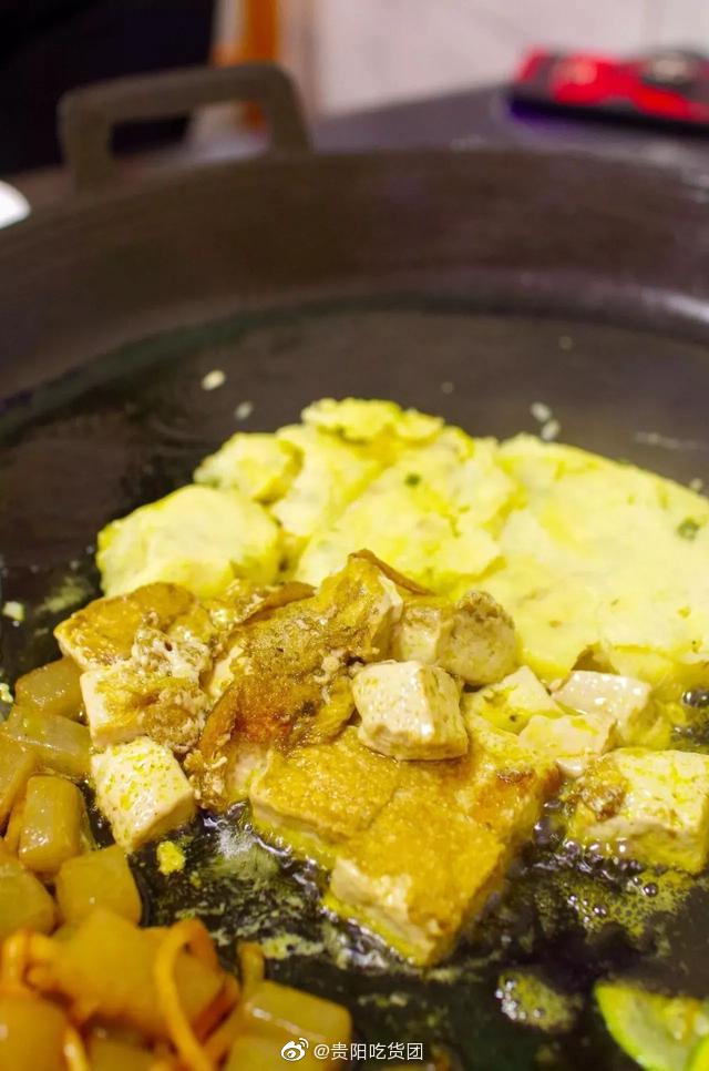 听说她家烙锅是清镇烙锅的代表最安逸的就是臭豆腐