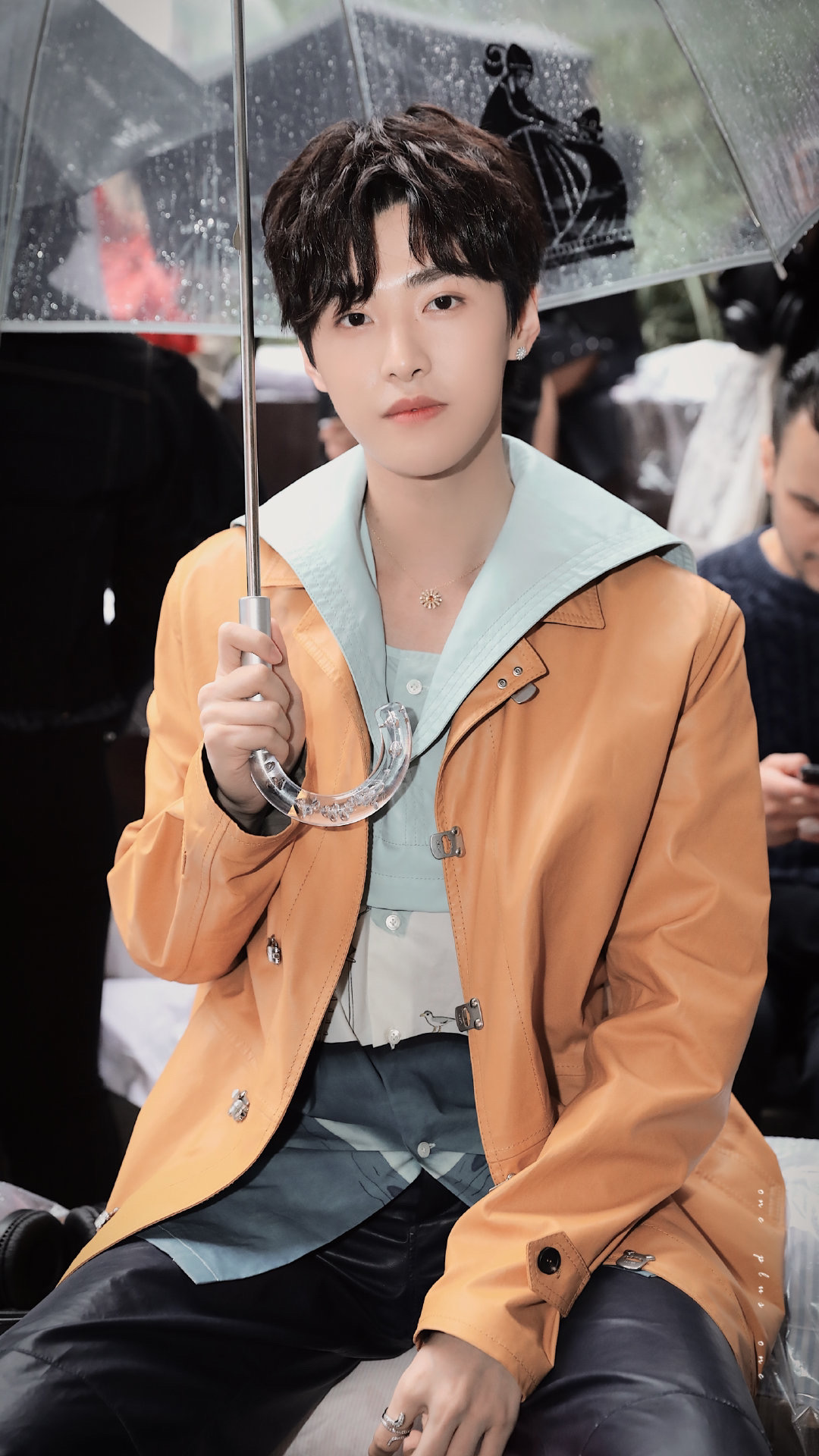 嘉羿巴黎时装周上班橙黄色风衣 藏青色皮裤 橙黄色小皮鞋