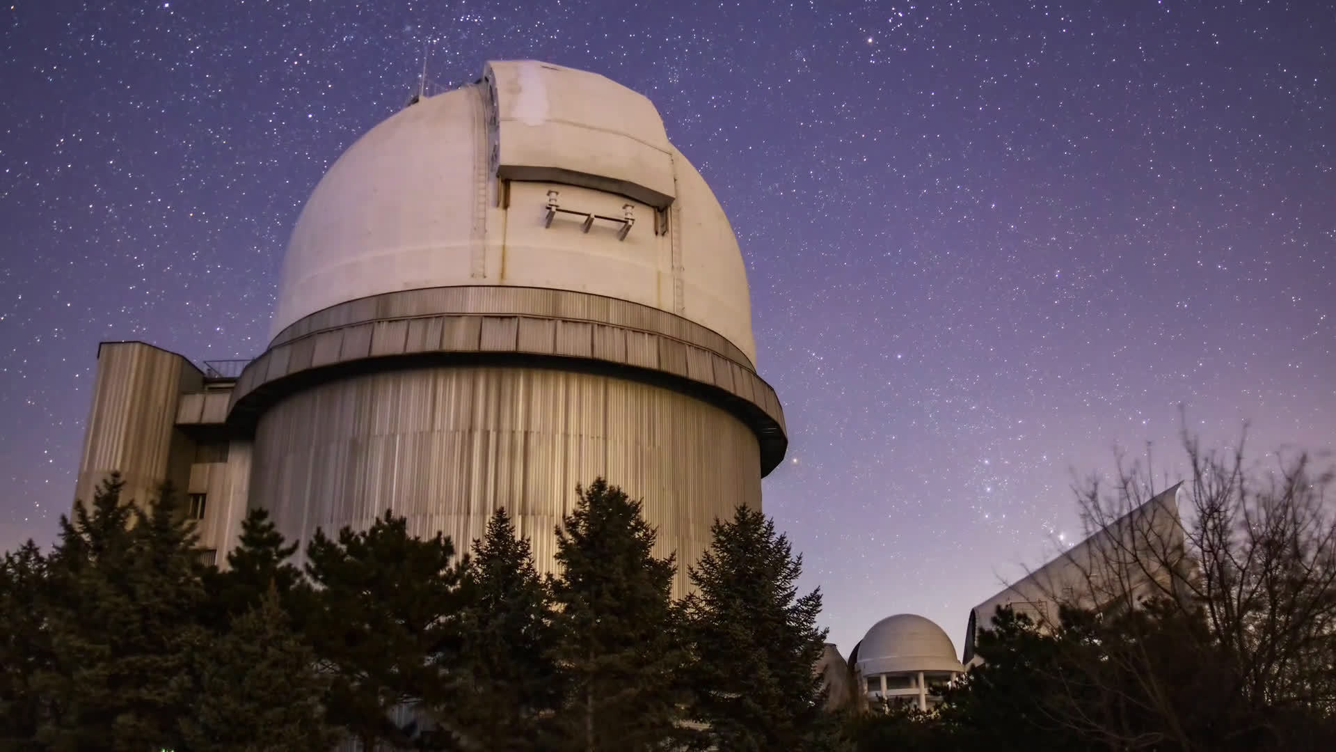 城市的夜是流光溢彩,而@国家天文台兴隆观测站 的夜却是繁星点点