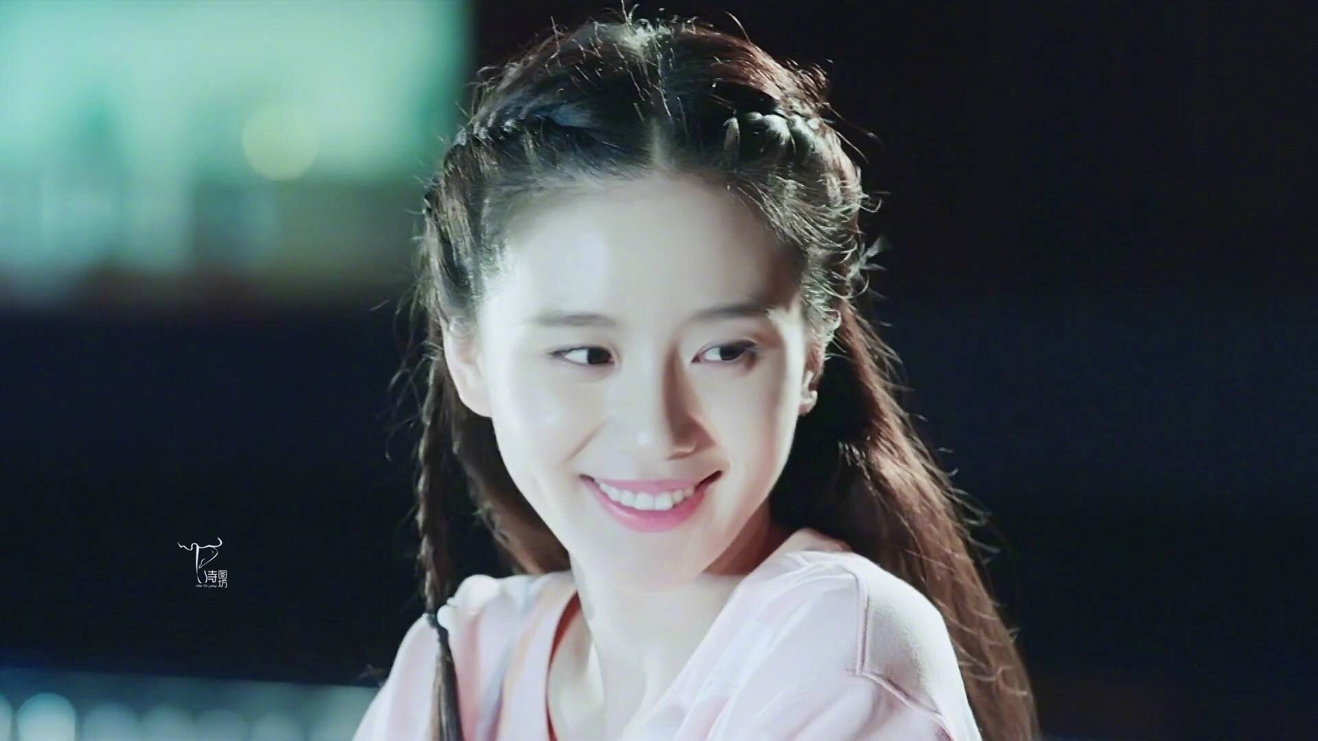 揪起两个双马尾,再加点微卷,麻花辫的小心思,让高马尾活力四射