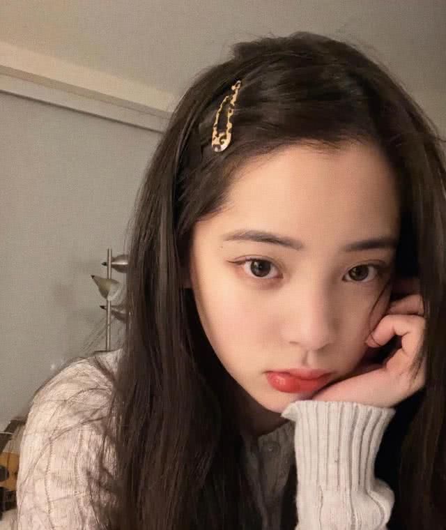 欧阳娜娜直播超市购物,却忘开美颜,看清生图下的脸