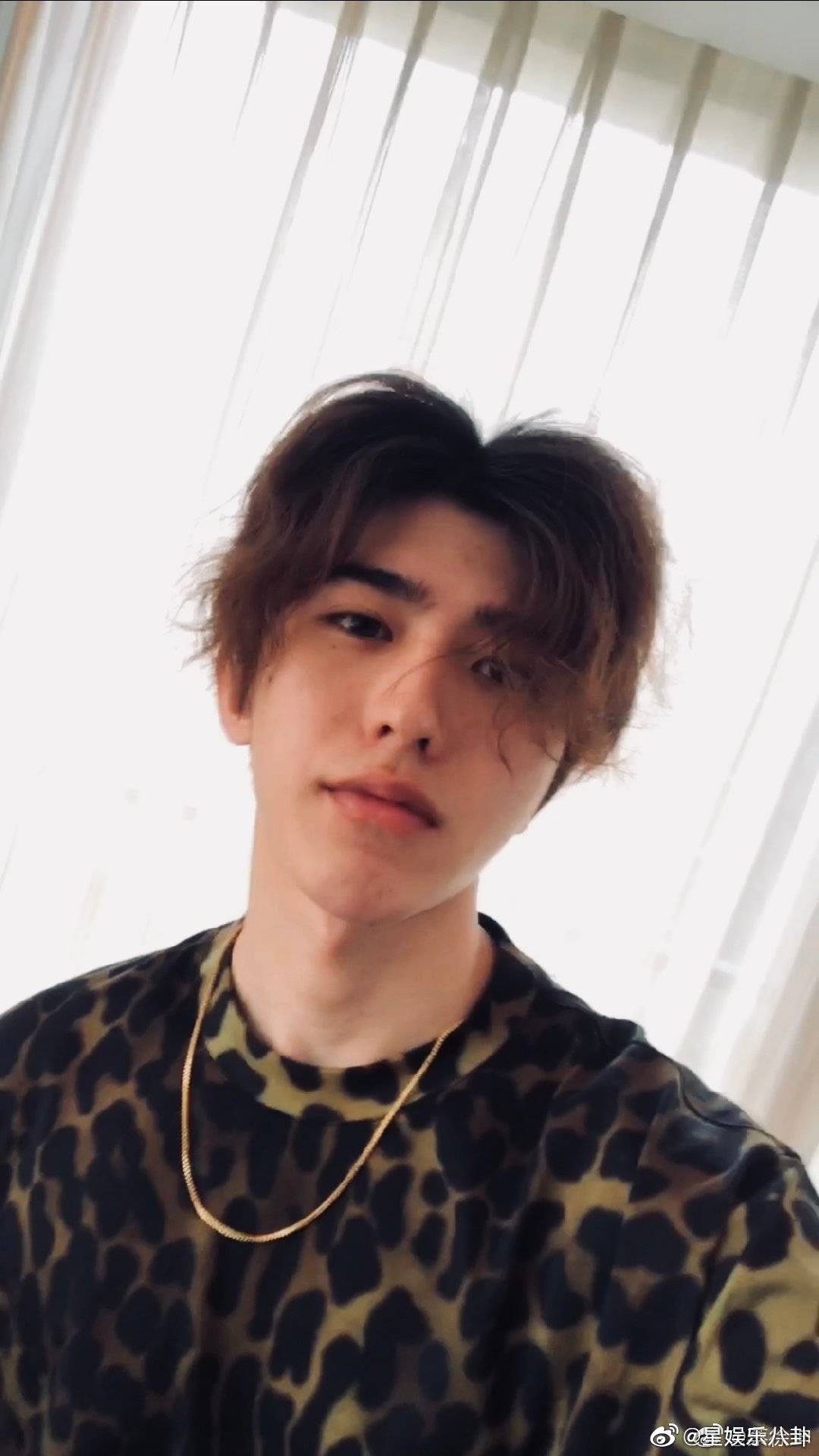 死亡角度拍照大赛蔡徐坤必须参赛蔡徐坤实力演绎颜值高的人是不挑角