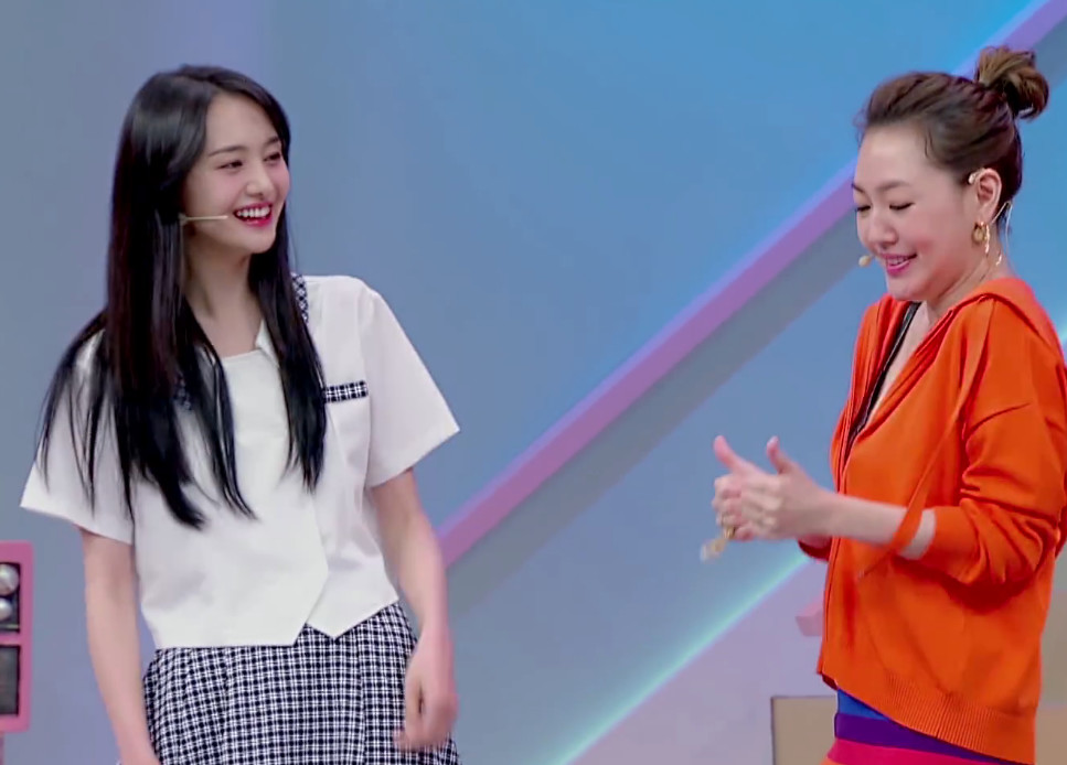 两人在节目中互怼,小s故意学郑爽卖萌