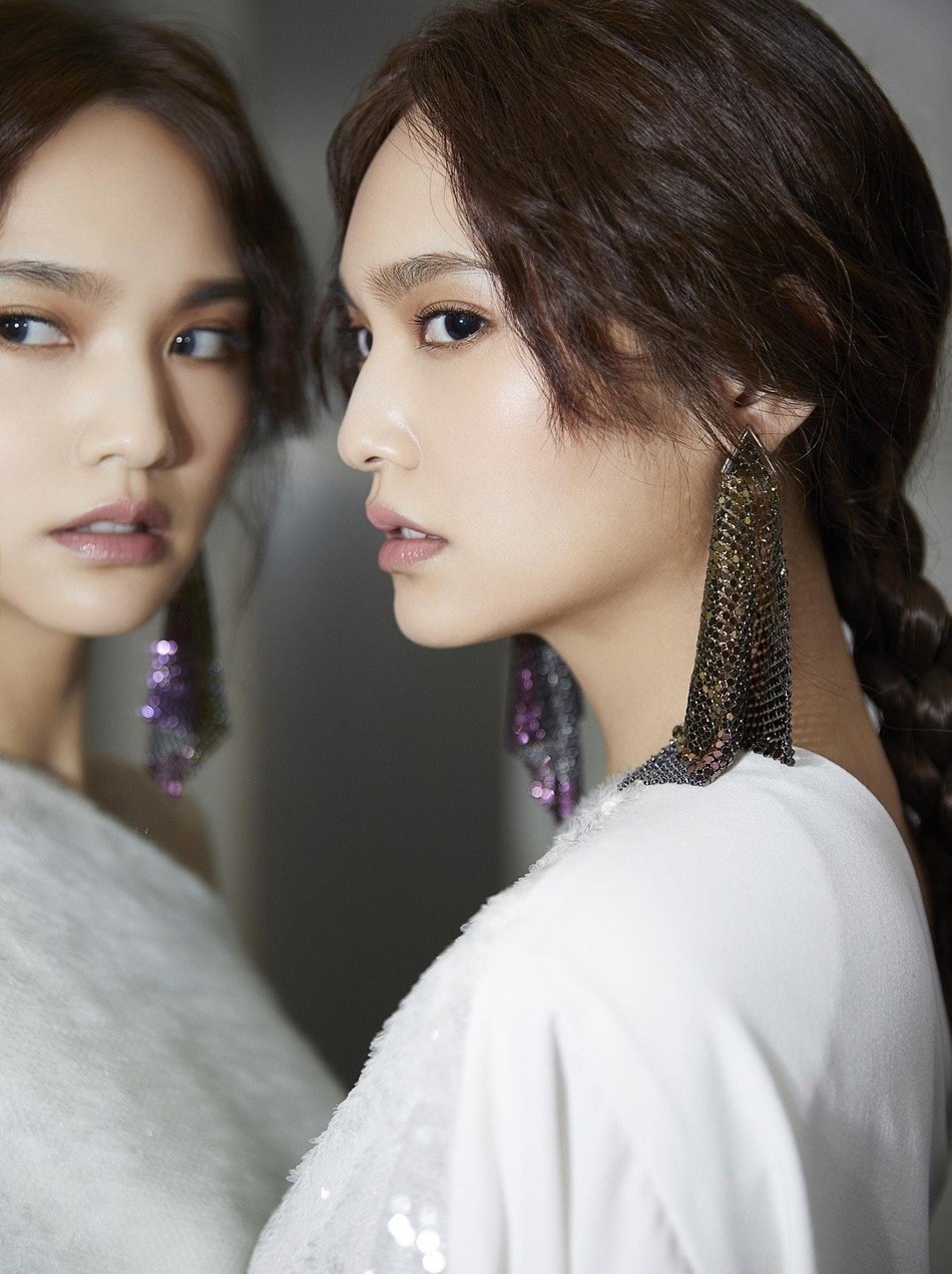 台湾美女艺人杨丞琳神情冷峻性感漏背装时尚写真集