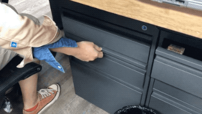 z探员,是我局出了名爱吃pocky和pretz的人,她的抽屉日常打开是这样的