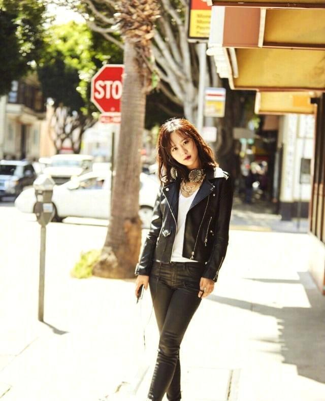 杨紫的长发是这样的,搭配着黑色的皮衣和皮裤,比较个性帅气的一身穿搭