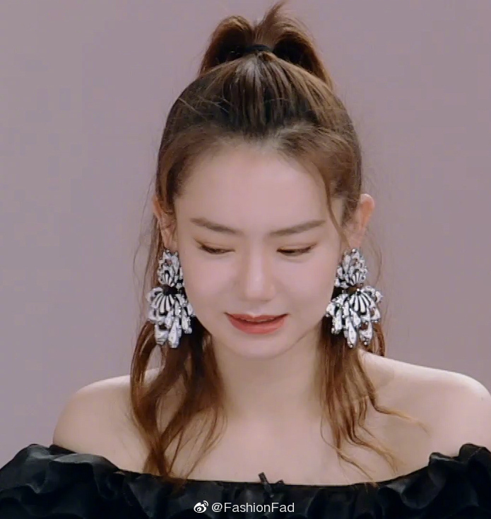 戚薇再度登上时尚杂志封面解锁复古冲天辫造型