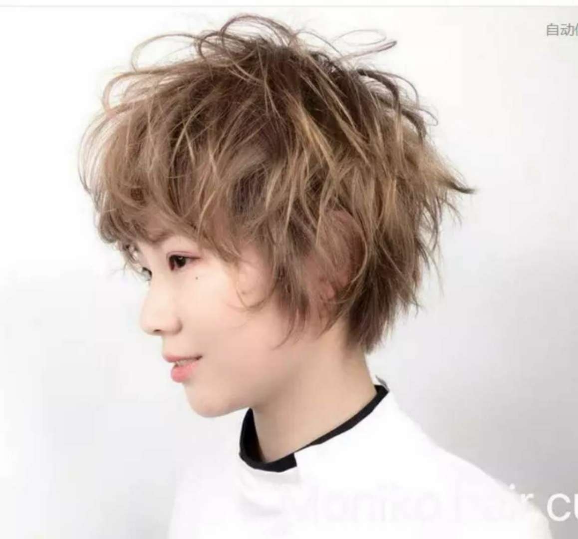 定位烫对于超短发的妹子来说,也是唯一的选择,因为头发自身长度不足
