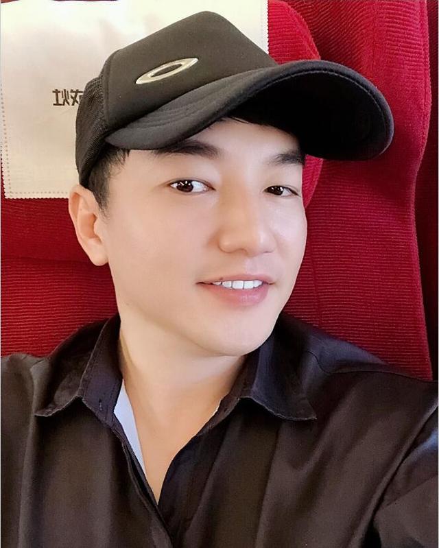 相比之下,年龄相仿的袁奇峰与周娇时隔多年差距明显,一个在迈向中年