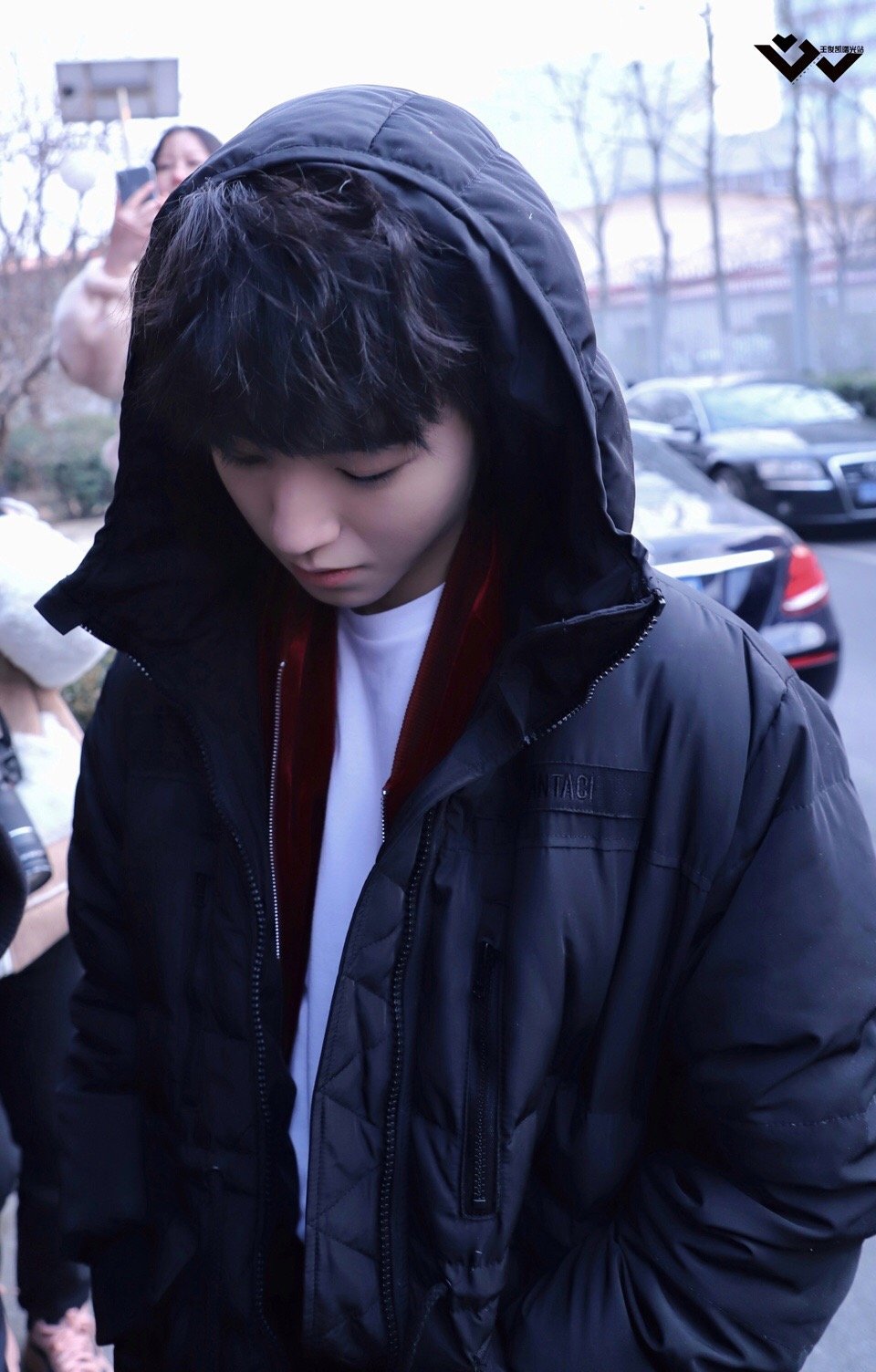 王俊凯春晚 王俊凯现身2019央视春晚备播录制~今天是黑色羽绒服 白色