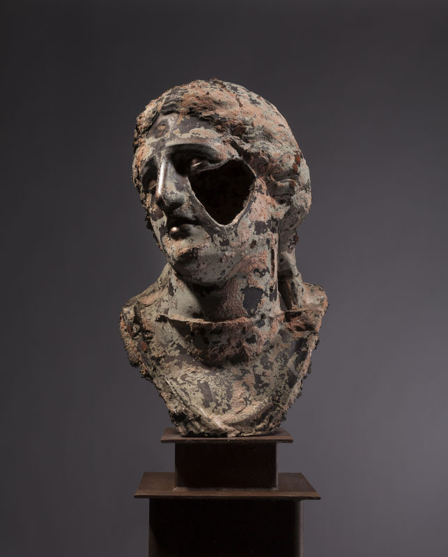 风化而残破的古典雕塑人物