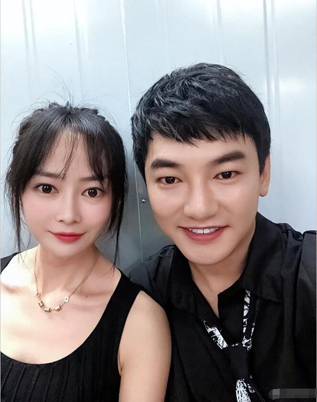 气息,扑面而来的是浓郁的男人气概,而一旁的周娇由于常年保养的缘故