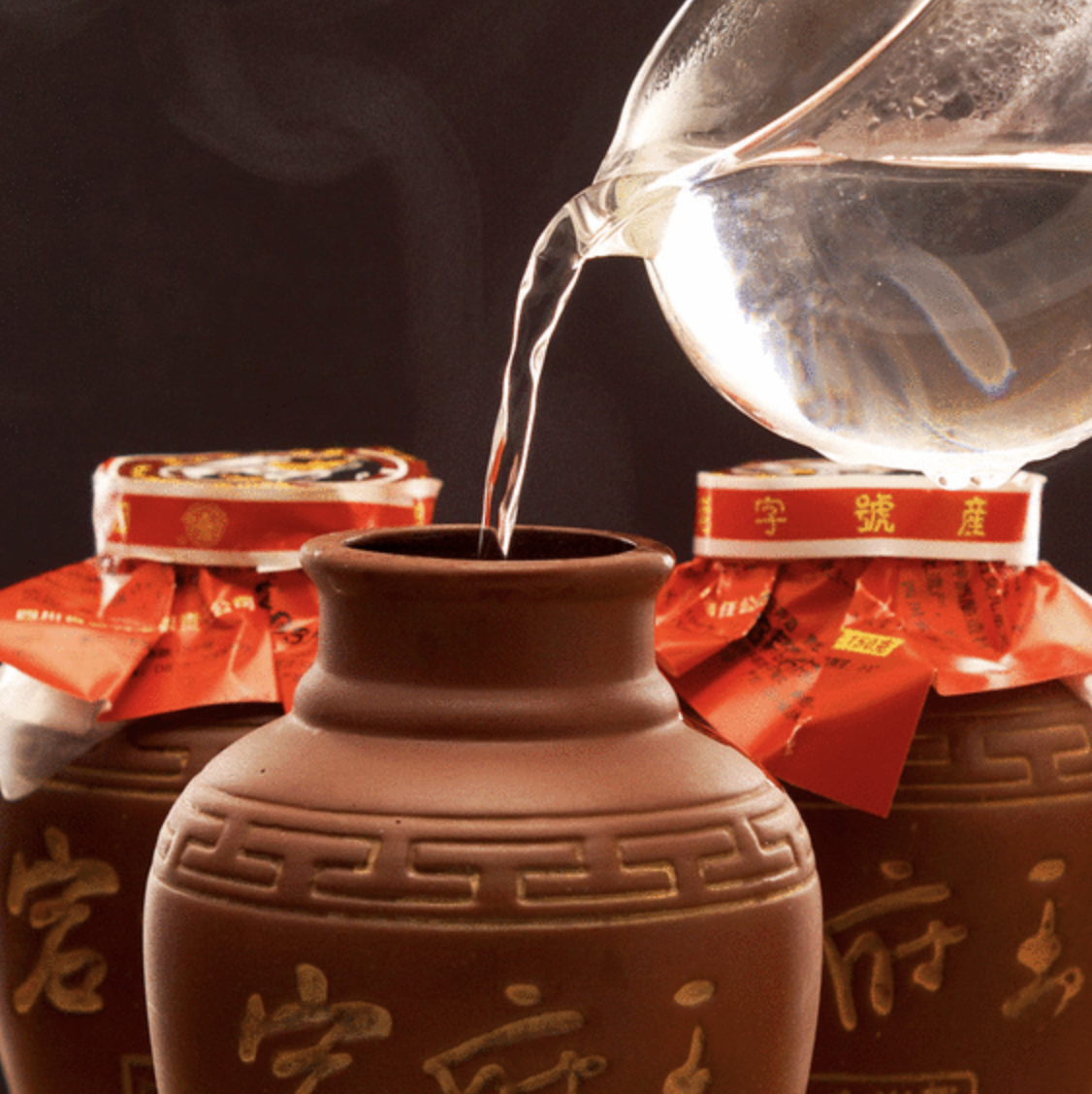 用山泉水烧制的农村土烧酒配上油炸花生米村民们都好这一口