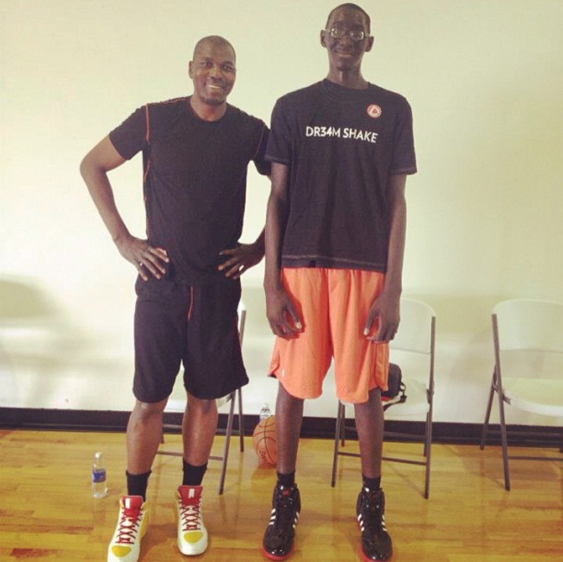 塔科-法尔(tacko fall)的体侧数据出炉,他不穿鞋身高为2.267米