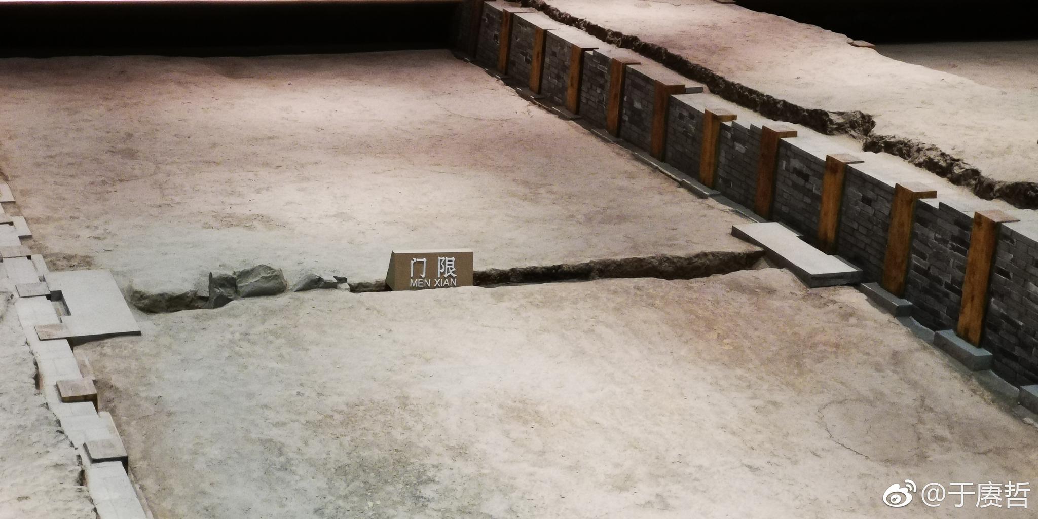 大明宫丹凤门遗址门道。五个门道，现存四条，带门限，即门槛|门道|门槛石|丹凤门|门限|大明宫_新浪新闻