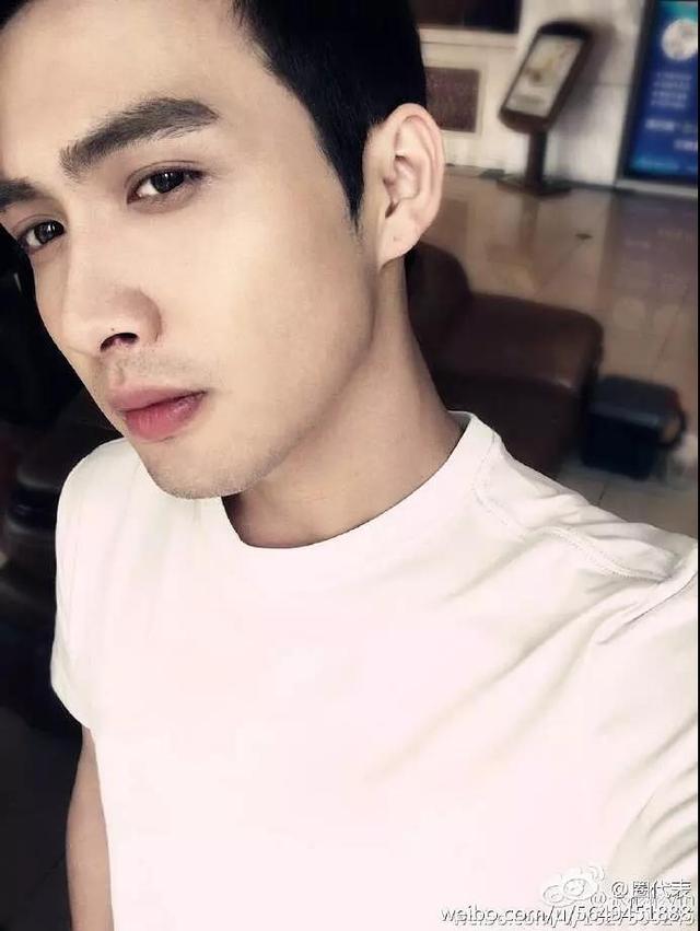 看完张彬彬以前的杀马特照很好奇杨幂当年怎么会签他
