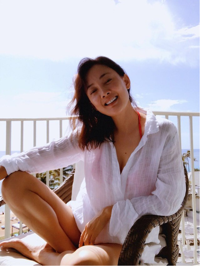 带你看看牛莉的豪华别墅:房子外面景色优美,装修豪华又明亮
