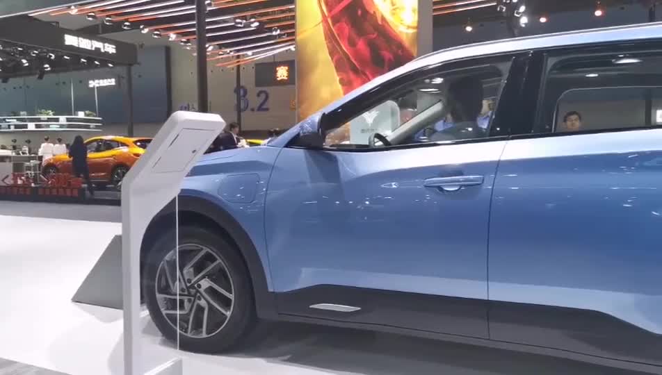 续航500,预售15万起,透明a柱体验很秀!哪吒u量产版惊艳到我