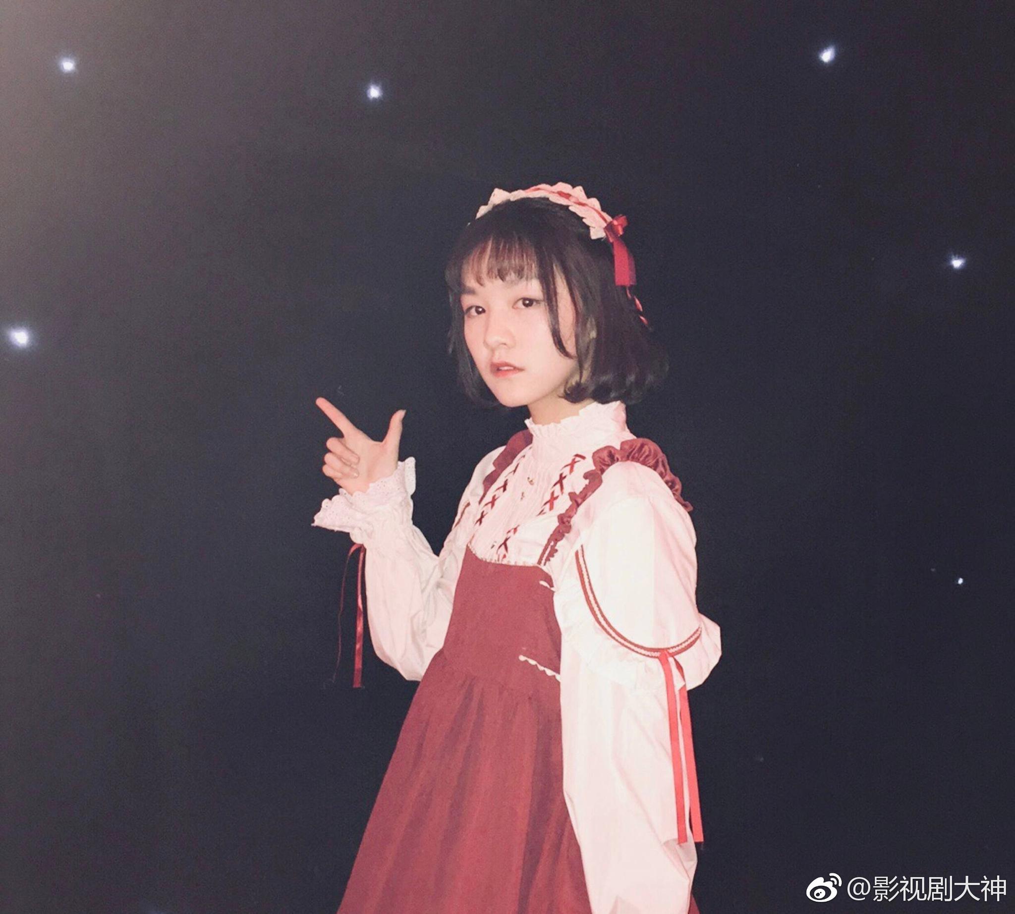 贺美琦在微博分享了一组自己参加2019童声唱春晚录制的照片