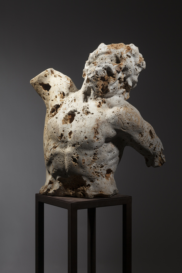 风化而残破的古典雕塑人物