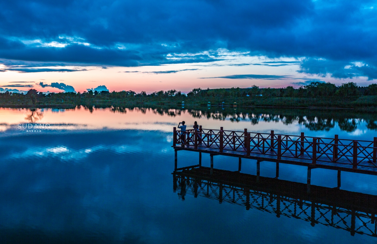 日落余晖下的哈巴湖,美轮美奂.虽然湖的面积不大