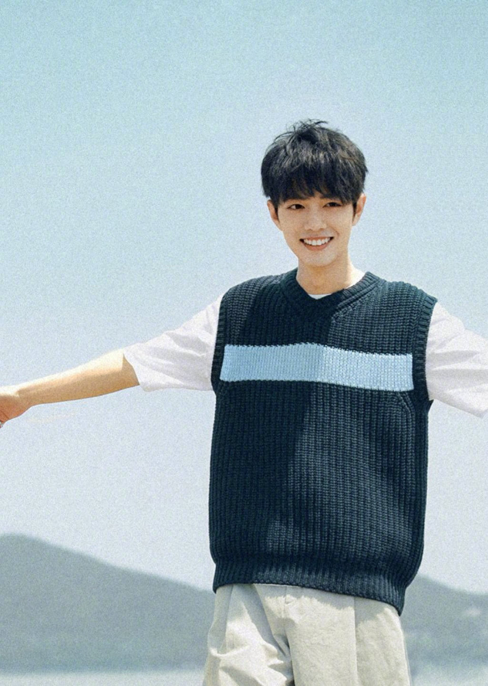 肖战日系写真听风的日系少年赤脚走在海边好治愈