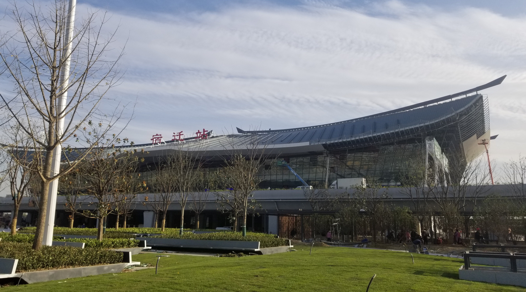 而且,它是宿迁首个高铁一等站,它也进一步地拉近了宿迁与国际大都市的